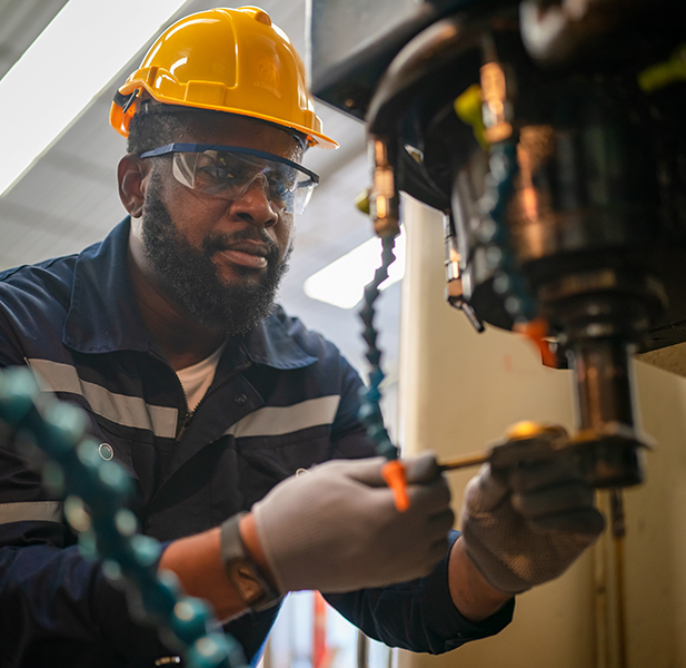 <p>Implementação de Soluções Elétricas em nossos projetos, visando otimizar os processos industriais por meio de soluções integradas.</p>
